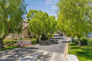 Vrt ispred objekta Stylish 2bd/2ba condo 4 miles from Six Flags!