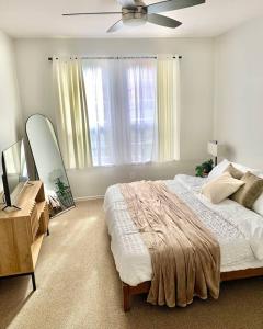 Krevet ili kreveti u jedinici u okviru objekta Stylish 2bd/2ba condo 4 miles from Six Flags!