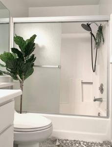 Kupatilo u objektu Stylish 2bd/2ba condo 4 miles from Six Flags!