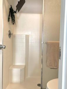 Kupatilo u objektu Stylish 2bd/2ba condo 4 miles from Six Flags!