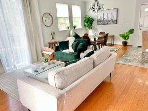 Prostor za sedenje u objektu Stylish 2bd/2ba condo 4 miles from Six Flags!