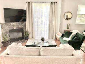 Prostor za sedenje u objektu Stylish 2bd/2ba condo 4 miles from Six Flags!