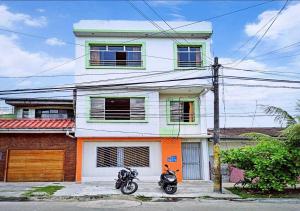 dwa motocykle zaparkowane przed domem w obiekcie 302 RV Apartments Iquitos-Apartamento familiar con terraza w mieście Iquitos