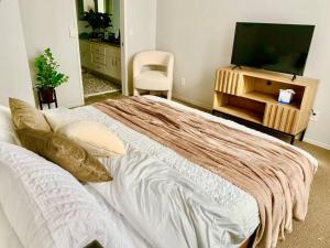 Krevet ili kreveti u jedinici u okviru objekta Stylish 2bd/2ba condo 4 miles from Six Flags!