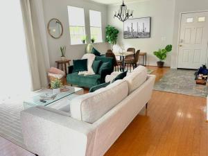 Prostor za sedenje u objektu Stylish 2bd/2ba condo 4 miles from Six Flags!