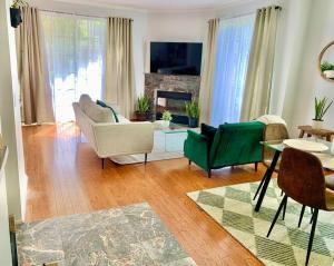 TV i/ili multimedijalni sistem u objektu Stylish 2bd/2ba condo 4 miles from Six Flags!
