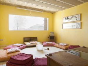 A seating area at Masia el Puig