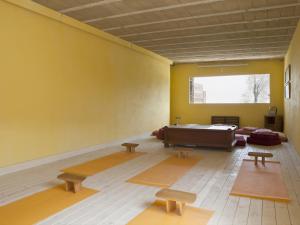 A seating area at Masia el Puig