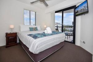 Rúm í herbergi á Mooloolaba Perfect - beach, wharf, dining ZE2
