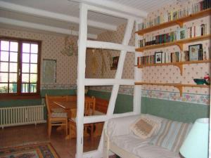 1 dormitorio con litera, mesa y escritorio en Guestroom Futeau, 1 pièce, 2 personnes - FR-1-585-112, en Futeau