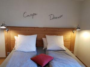 Tempat tidur dalam kamar di Guestroom Ventron, 2 pièces, 4 personnes - FR-1-589-543