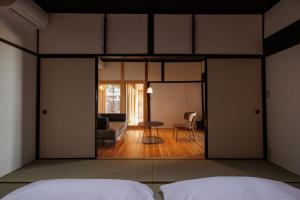 Postel nebo postele na pokoji v ubytování 萩・城下町の宿　椿庵