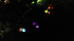 una vista aérea de los semáforos por la noche en Chamí Glamping, en Manizales