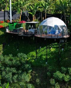 un padiglione con tenda e sedie in un parco di Chamí Glamping a Manizales