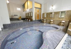 una gran piscina en una habitación de hotel en ホテル　ロモサ en Minakami
