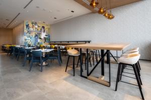 Restaurace v ubytování Fairfield by Marriott Phnom Penh + 37 fotografií
