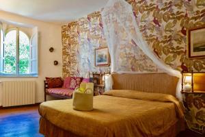 a bedroom with two beds and a couch in a room at Il Casale Di Villa Rossi in Lucca