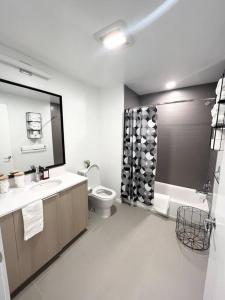 een badkamer met een wastafel, een toilet en een douche bij Downtown Oakland Villa in Oakland