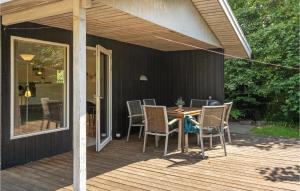d'une terrasse avec une table et des chaises. dans l'établissement Stunning Home In Brkop With House Sea View, à Børkop