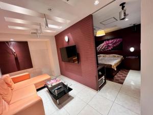 春日井市にあるHotel Opus -Adult only-のリビングルーム(ソファ、テーブル、ベッド付) +14枚の写真