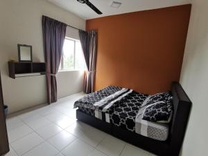 a bedroom with a bed and a window at Family Stay at Quintet A2-7-3A in Tanah Rata
