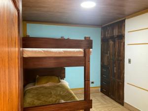 1 dormitorio con 2 literas en una habitación en Hospedaje Retro Style, en Cucaita