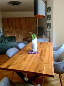 una mesa de madera con una maceta encima en Apartment - Golden Fox 18 - Pohorske terase, en Hočko Pohorje