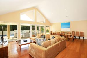 uma sala de estar com um sofá e uma mesa em Bella Casa by Latitude South Coast em Berry