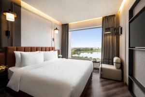 Ramada Encore by Wyndham Indore Nipania客房内的一张或多张床位