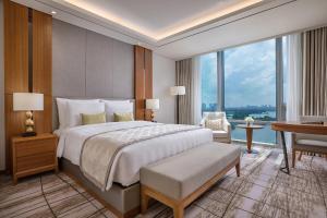 Ένα ή περισσότερα κρεβάτια σε δωμάτιο στο LOTTE Hotel Yangon