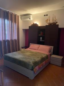 een slaapkamer met een groot bed met roze lakens bij A CASA DI TERE in Medicina