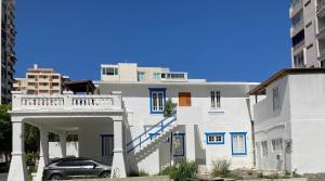 een wit huis met een auto ervoor geparkeerd bij Casa Blanca Miramar in San Juan