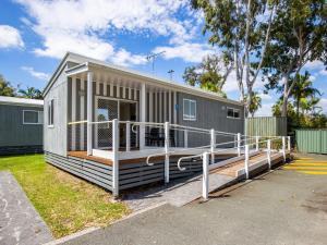 una casa pequeña con porche y rampa en NRMA Treasure Island Holiday Resort en Gold Coast