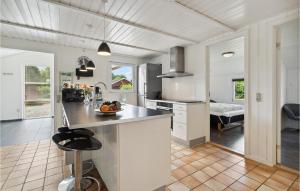 ノーポにあるStunning Home In Nordborg With 5 Bedrooms, Sauna And Indoor Swimming Poolのキッチン(白いキャビネット、カウンタートップ付)