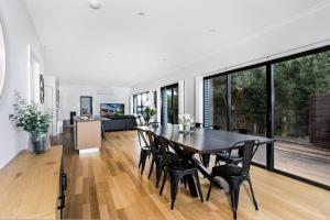 una sala da pranzo e un soggiorno con tavolo e sedie di DashAway Inverloch a Inverloch