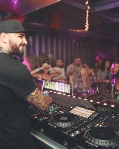 un homme debout sur une cabine de DJ à une fête dans l'établissement Schöndorf Hostel - virtual reception, à Bratislava