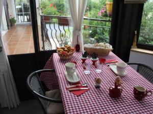 einem Tisch mit einem roten und weißen karierten Tischtuch in der Unterkunft Séjour insolite en roulotte cosy avec tout confort près d'Épinal - FR-1-589-459 in Sercoeur + 14 Fotos