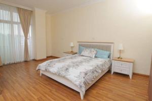 1 dormitorio blanco con 1 cama y 2 mesitas de noche en Stunning Views Furnished apartment in Addis Ababa, en Addis Ababa