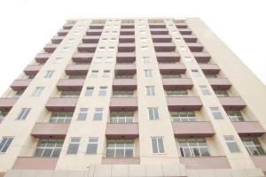 un edificio de apartamentos alto con muchas ventanas en Stunning Views Furnished apartment in Addis Ababa, en Addis Ababa