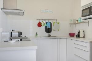 Η κουζίνα ή μικρή κουζίνα στο Calendo Apartments +30 φωτογραφίες