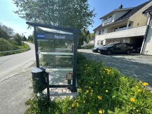 uma cabine telefónica na berma de uma estrada em Bratsberg Apartment - with Kitchenette and Free Parking em Trondheim