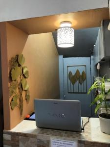 Budget Transient Capsule Room Makati near Ayala and Buendia 로비 또는 리셉션