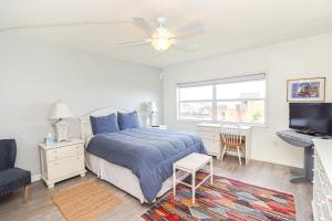 een slaapkamer met een bed, een bureau en een televisie bij Creston House 9C in St. Augustine