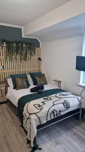 a bedroom with a large bed in a room at The AppleTree in West Drayton