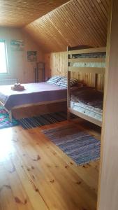米戈沃的住宿－Шале "Тиша"，一间卧室设有两张双层床和木制天花板。