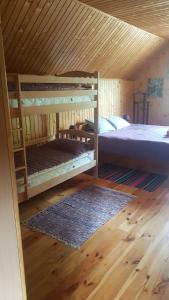 米戈沃的住宿－Шале "Тиша"，一间卧室设有两张双层床和木制天花板。
