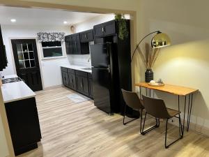 A cozinha ou cozinha compacta de Modern 2 Bedroom Apartment