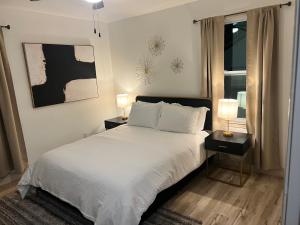 Ein Bett oder Betten in einem Zimmer der Unterkunft Modern 2 Bedroom Apartment