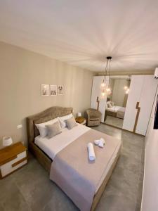 um quarto com uma cama grande e uma cruz na parede em APPARTAMENTO IL MARE em Marina di Massa
