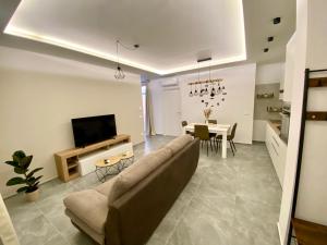 - un salon avec un canapé et une salle à manger dans l'établissement APPARTAMENTO IL MARE, à Marina di Massa